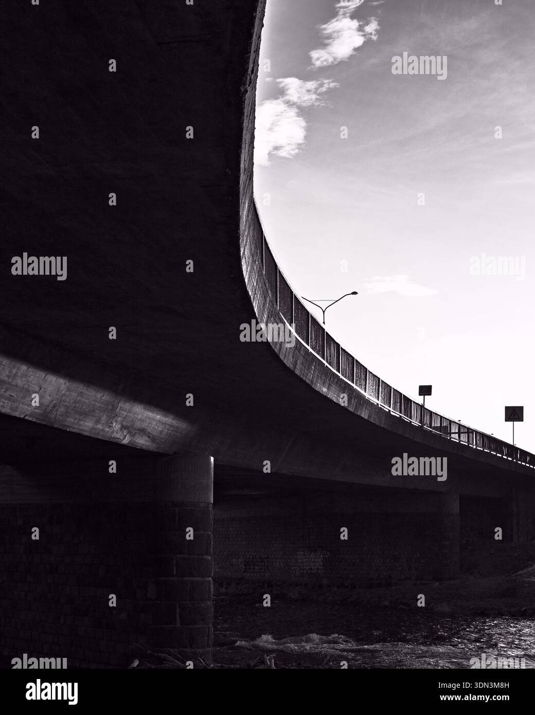 Curved concrete structure hi-res stock photography and images - Alamy