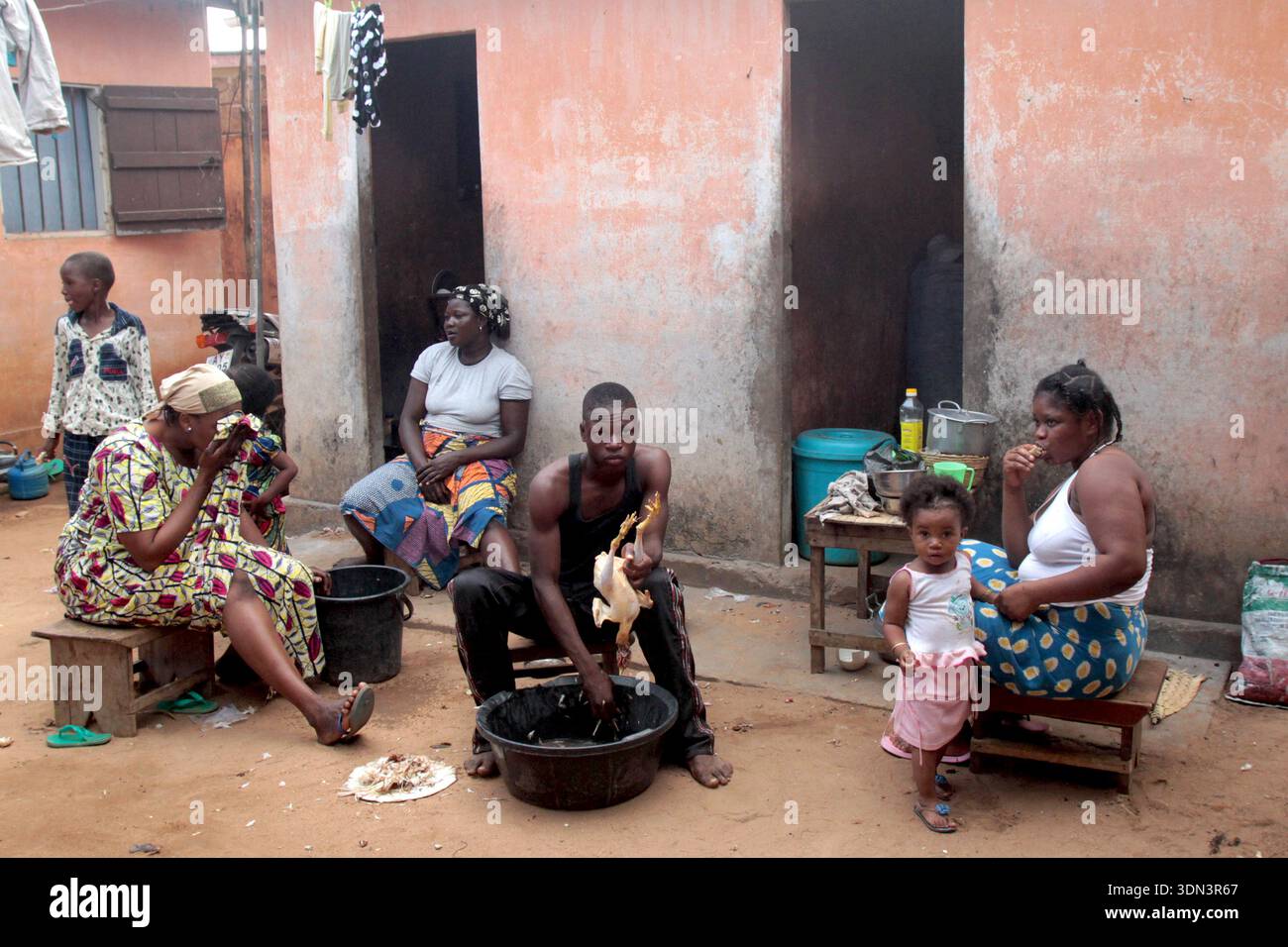 Famille africaine hi-res stock photography and images - Alamy