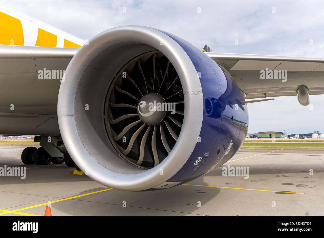 Atlas air 747 engine hi-res stock photography and images - Alamy