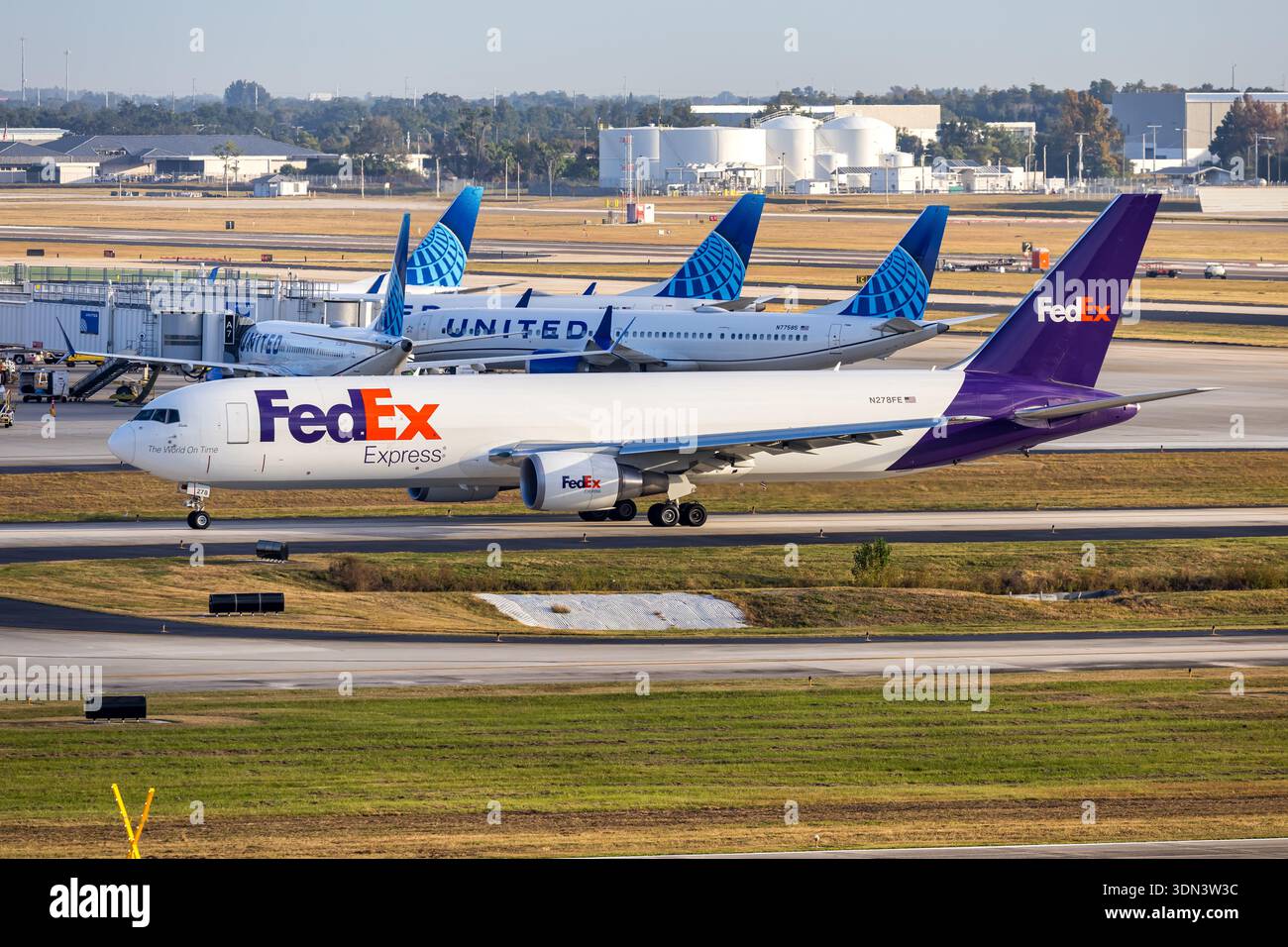 Fedex boeing 767 hi-res stock photography and images - Alamy