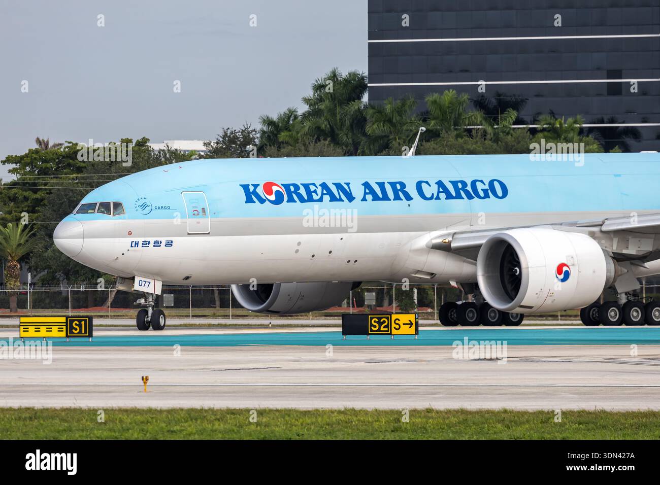 Korean cargo airline hi-res stock photography and images - Alamy