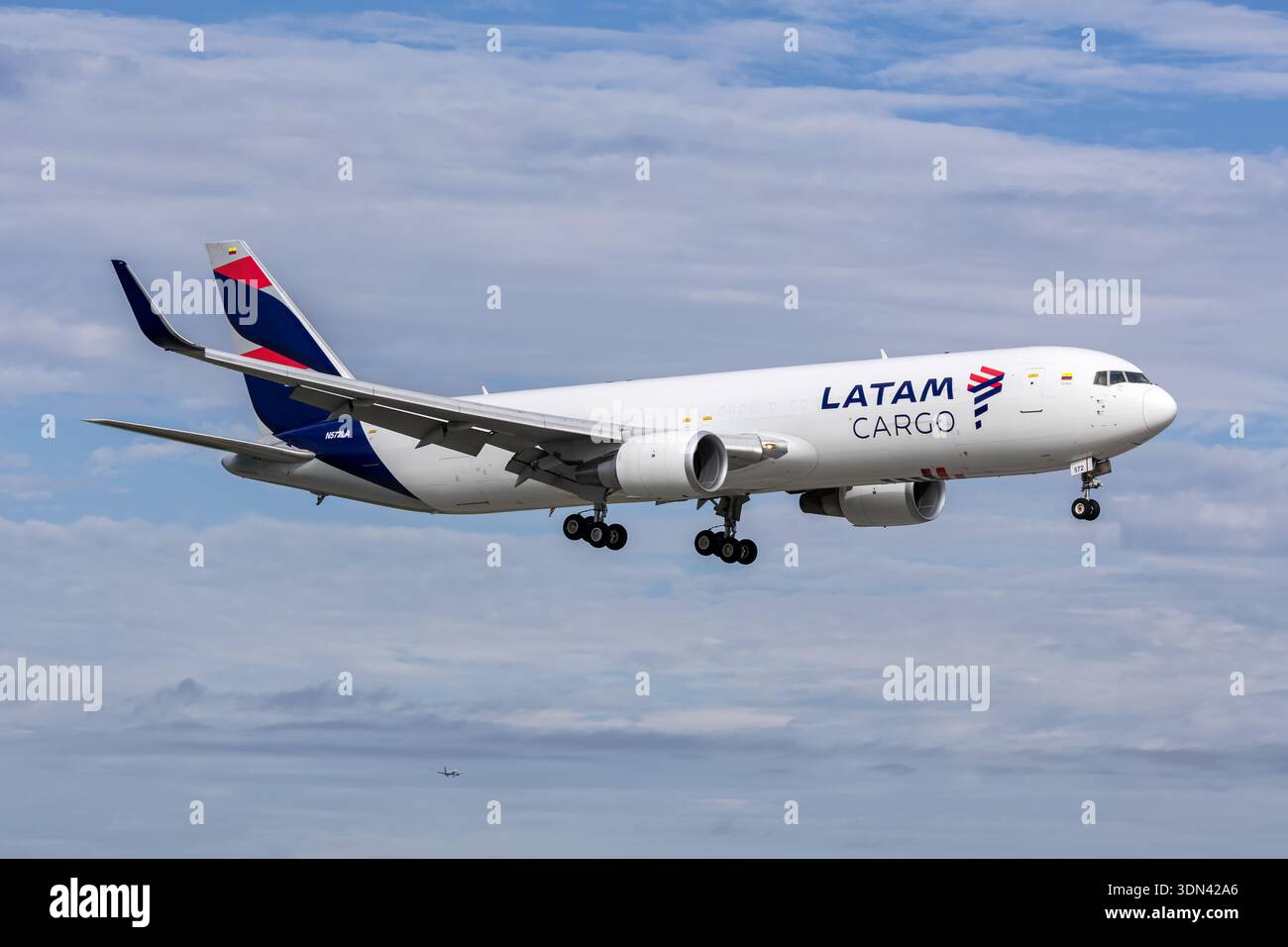 激レア 希少 BOEING 767-300ER APOLLO B-2566 Boeing 767 300er hi-res stock photography and images - Alamy