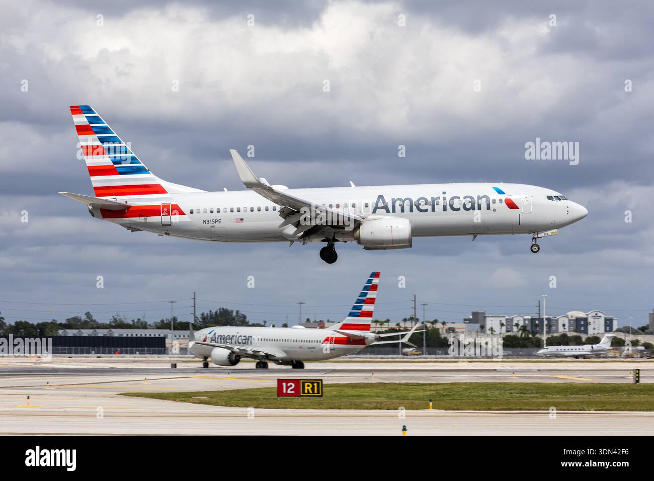 American airlines boeing 737 800 hi-res stock photography and