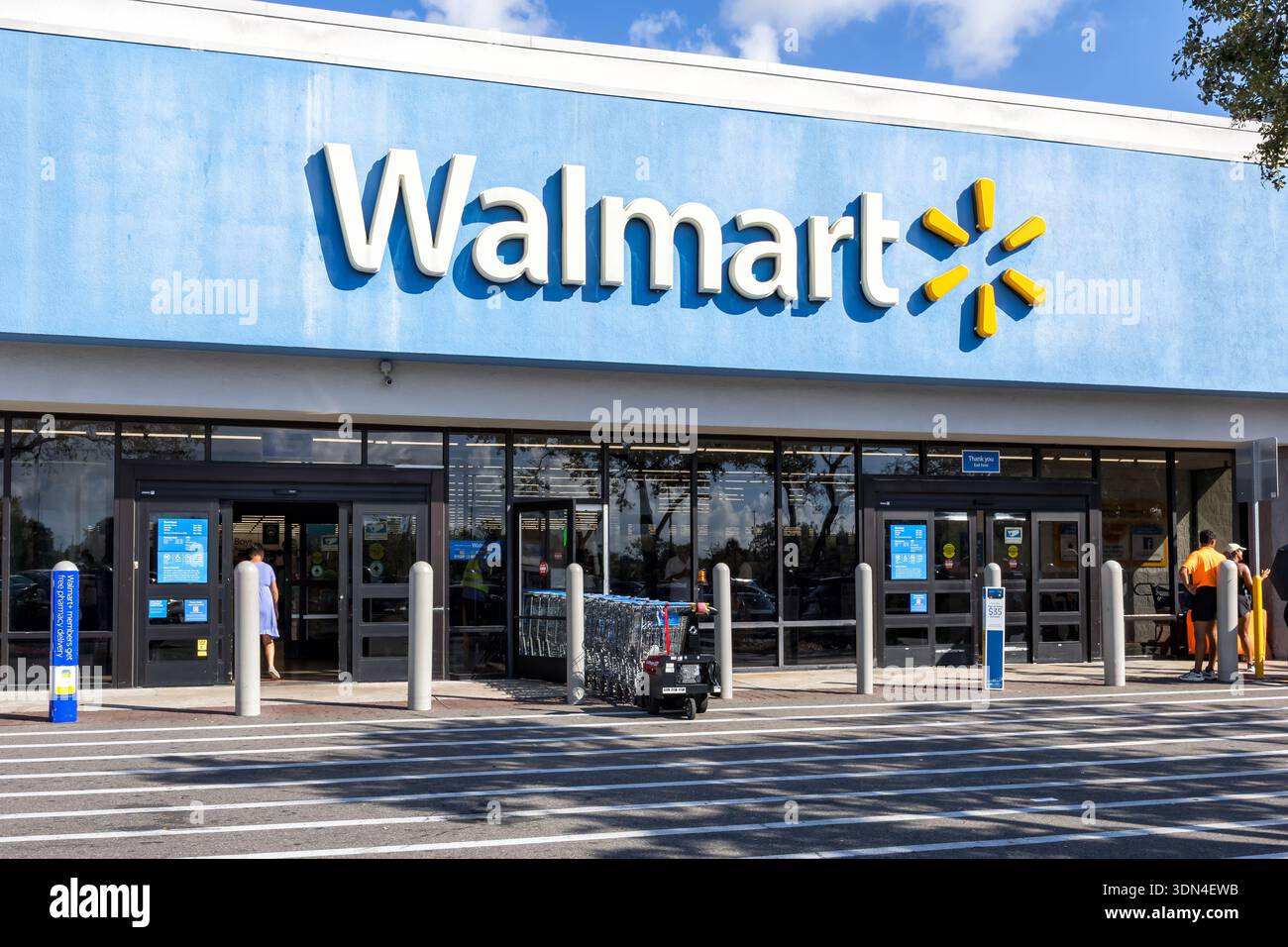 Walmart Discounter Store Walmart hi-res stock photography and images - Alamy