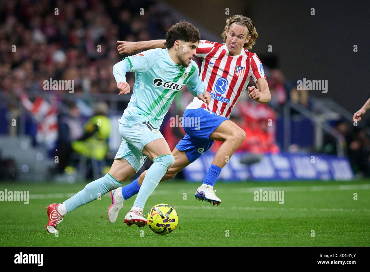 Atletico de Madrid's Marcos Llorente (R) and Real Betis Balompie's Ez ...