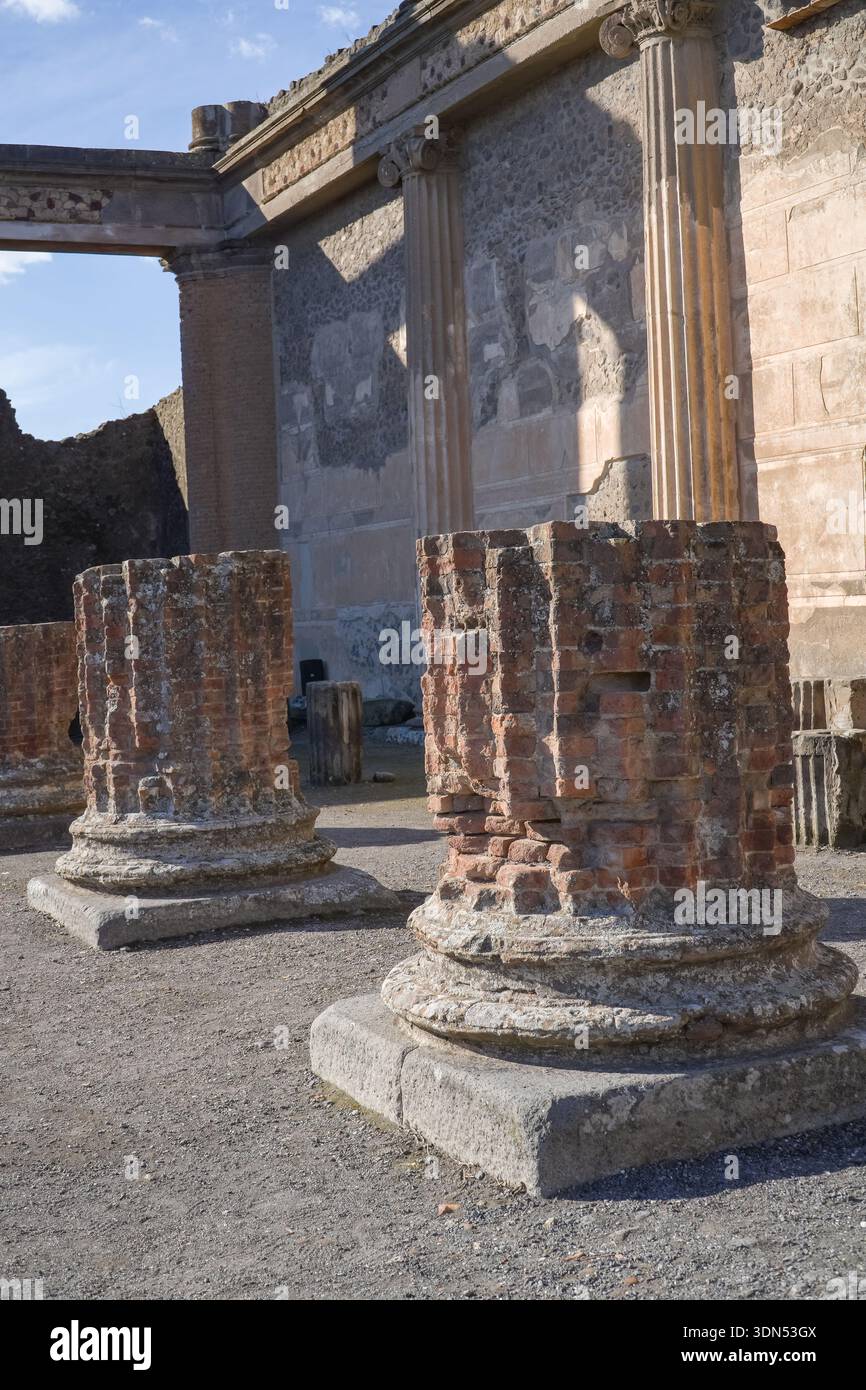 Column structures hi-res stock photography and images - Alamy