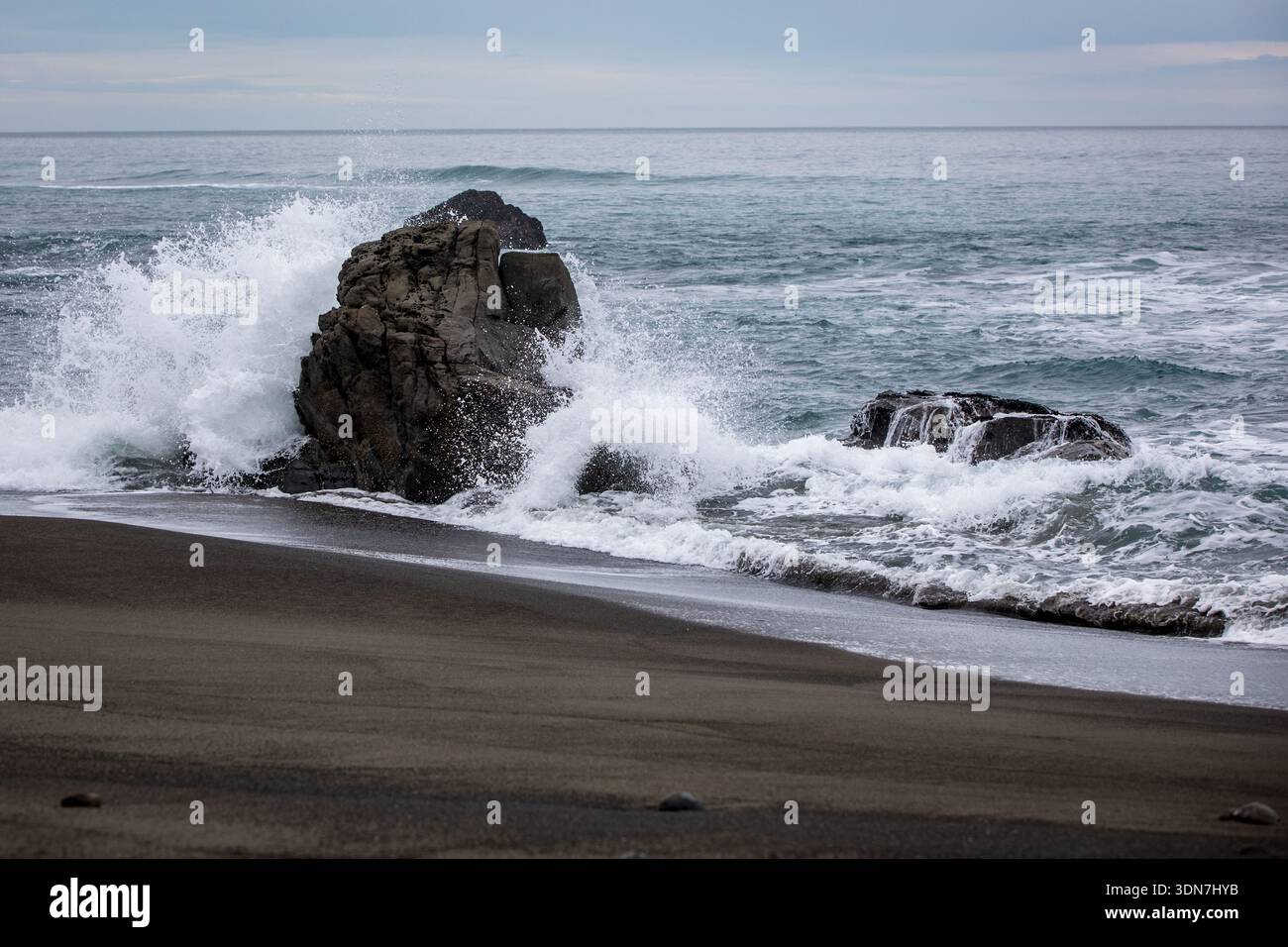 Small And Large Rocks Rugged dark rocks boulders hi-res stock photography and images - Alamy