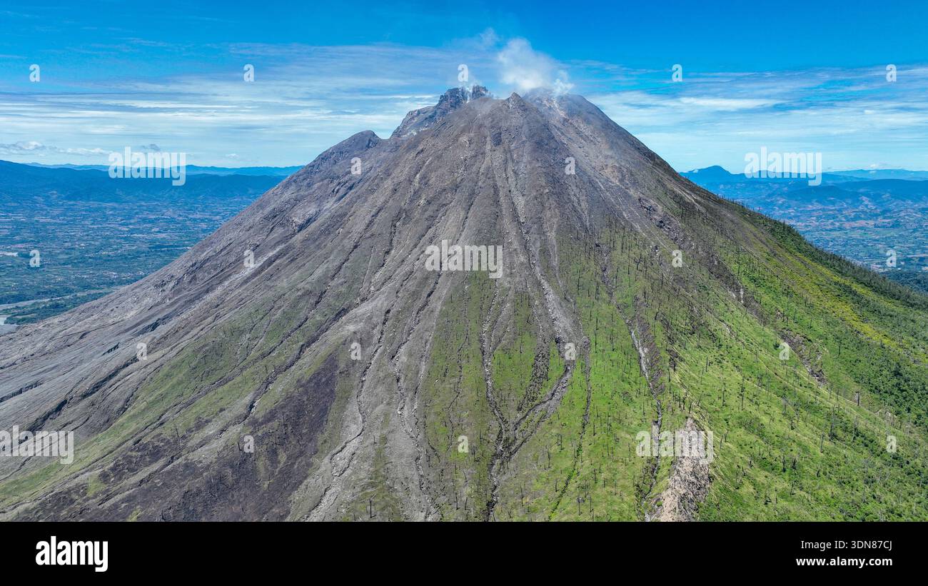 Lava sculpted ridges cascade down hi-res stock photography and images ...
