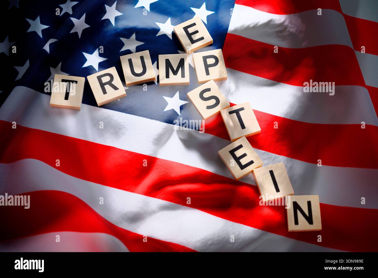 Trump Blue Lettering FOTOMONTAGE, Buchstaben auf US-Fahne und mit Trump-Porträt bilden die ...