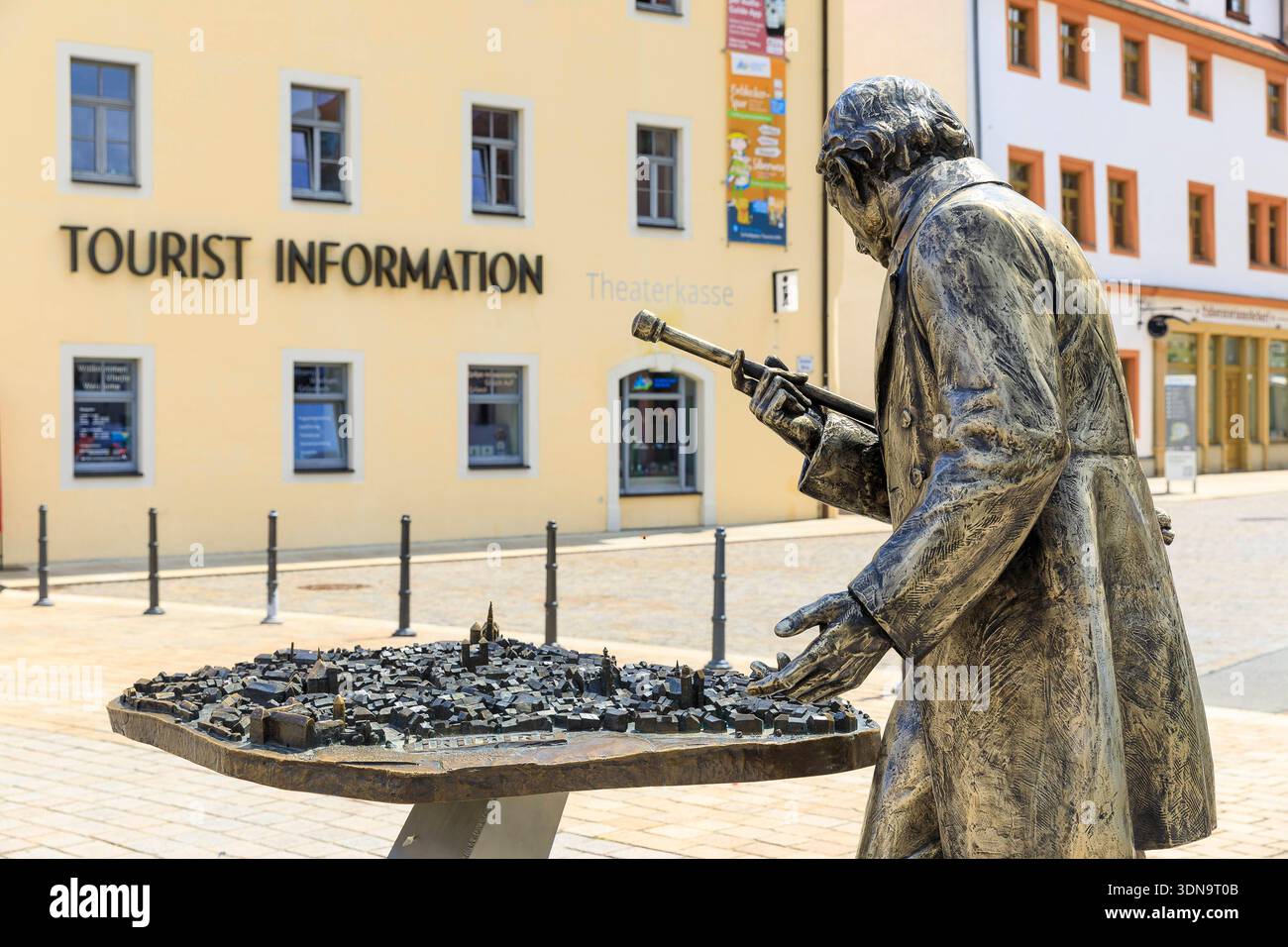 Silberfigur Entdecker auf Reisen von Ekaterina Kovalenko auf dem Schlossplatz mit Bronzemodell der Altstadt, Station vom Erlebnispfad Siberweg durch d Stock Photo