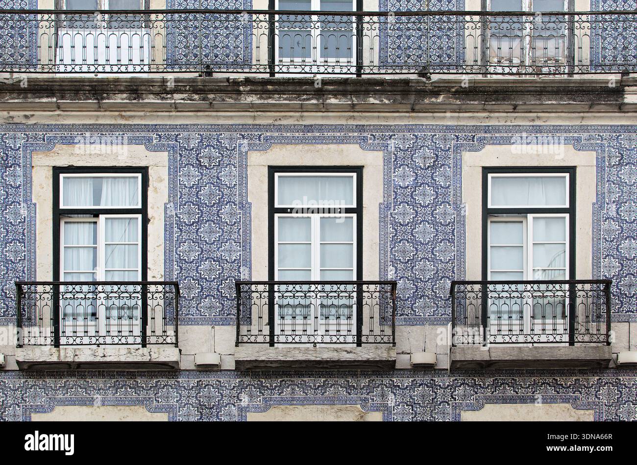 Building features blue white hi-res stock photography and images - Alamy