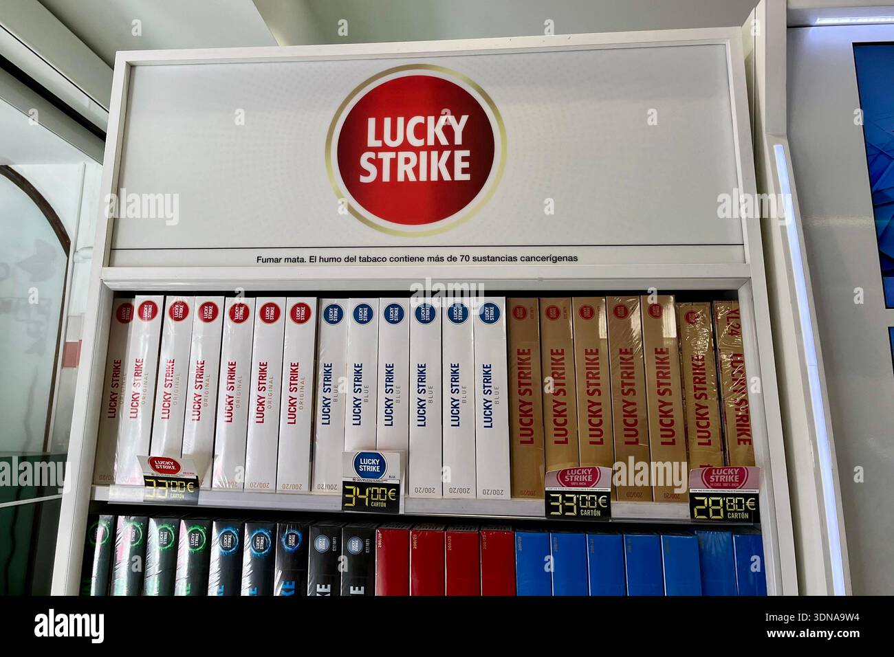 cigarette free counter Cigarette counter supermarket hi-res stock photography and images