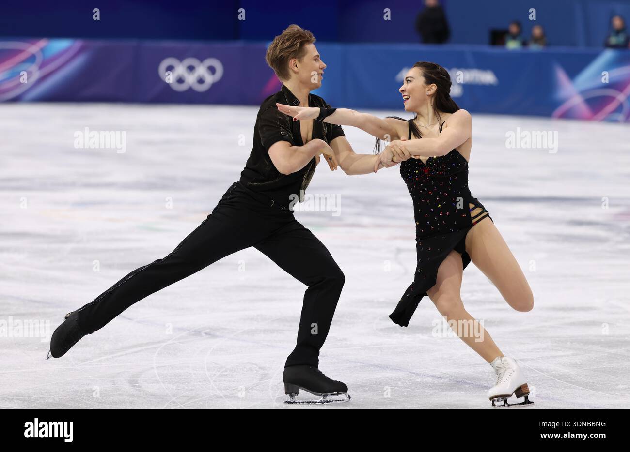 (260210) -- MILAN, Feb. 10, 2026 (Xinhua) -- Allison Reed (R)/Saulius ...