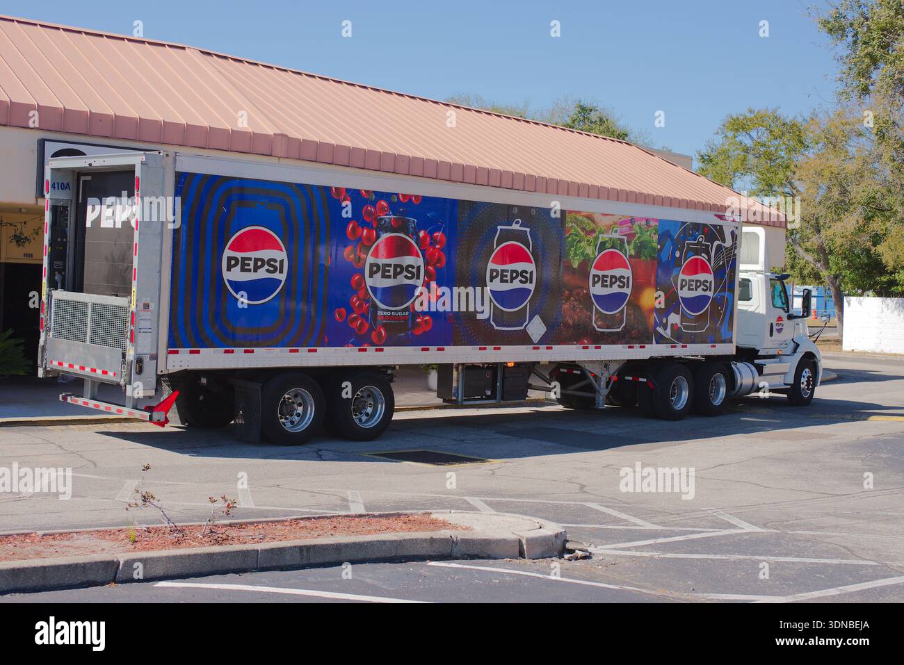Pepsi Brand Beverage Truck Trailer With Colorful Advertising
