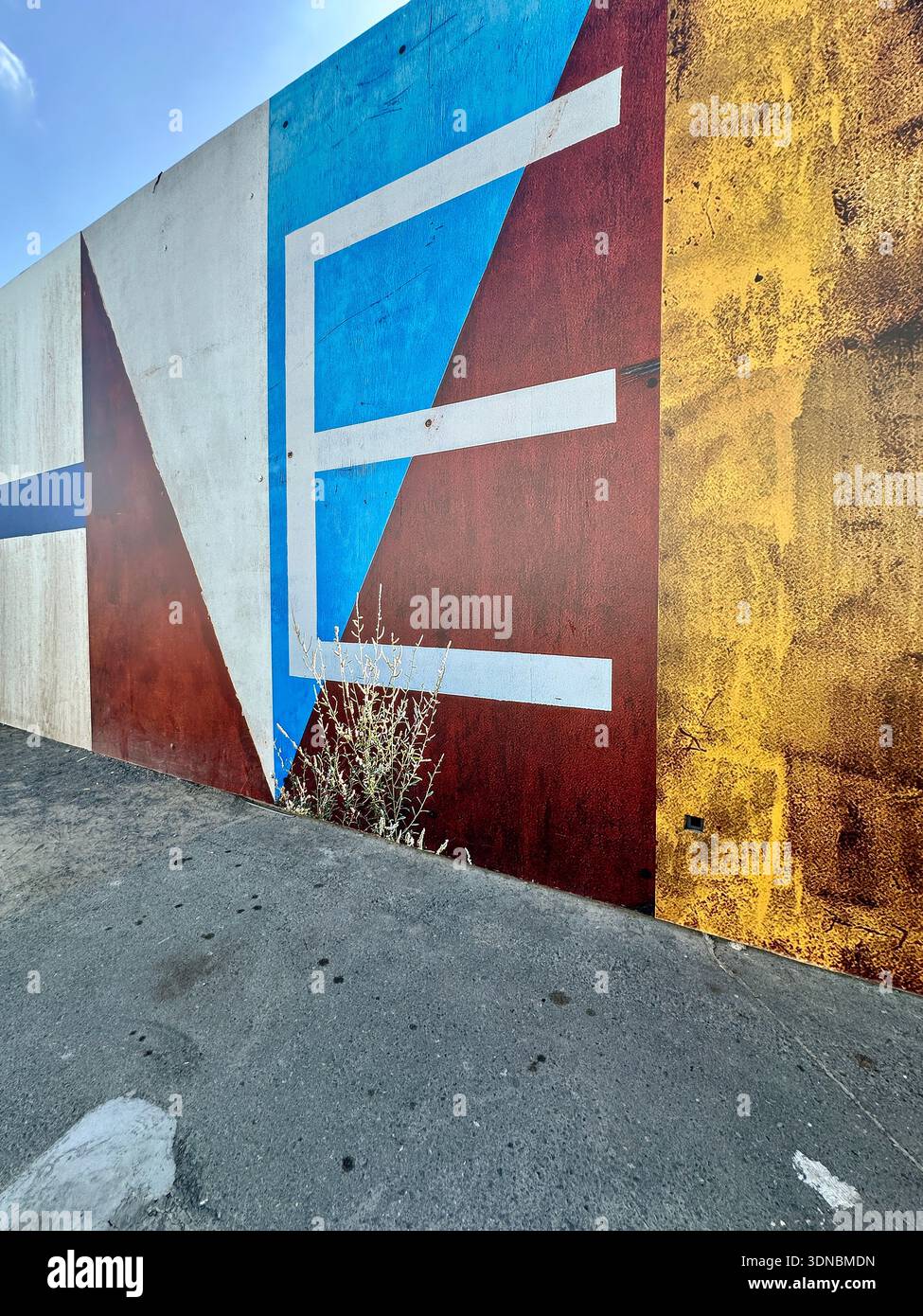 E letter on wall, alserkal Avenue, Dubai - Smartphone Captured Stock Image