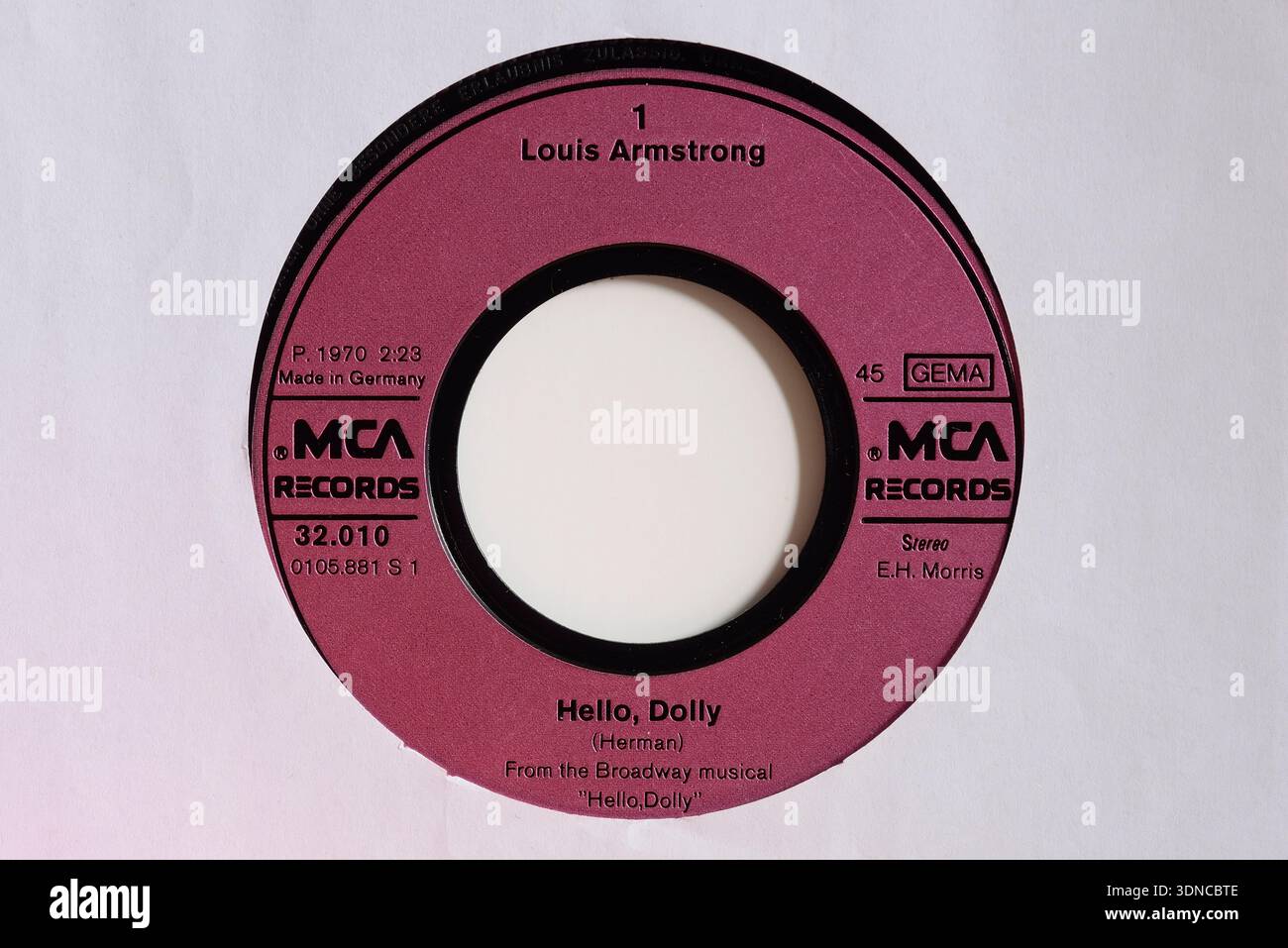 Vinitage Vinyl Singles 7″. Louis Armstrong, Hello Dolly, MCA Records, 1970 Stock Photo