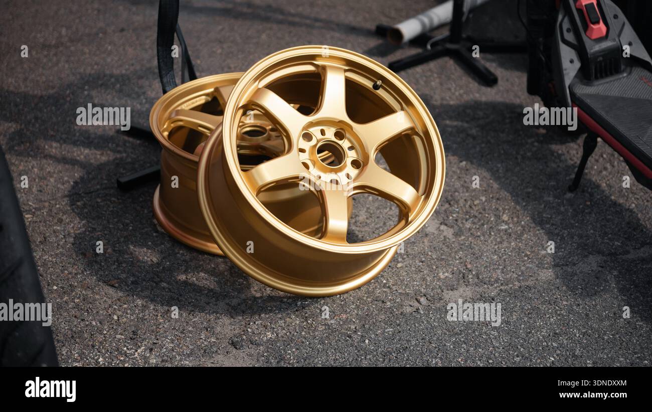 Car rims hi-res stock photography and images - Alamy