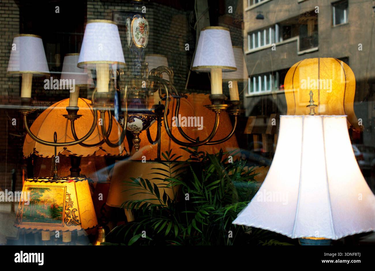 Lamps shop hi-res stock photography and images - Alamy