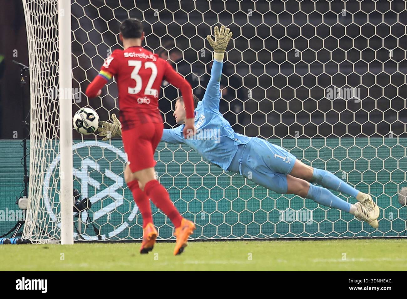 Tjark Ernst: How Feyenoord's New Goalkeeper is Adapting to the Rotterdam Style