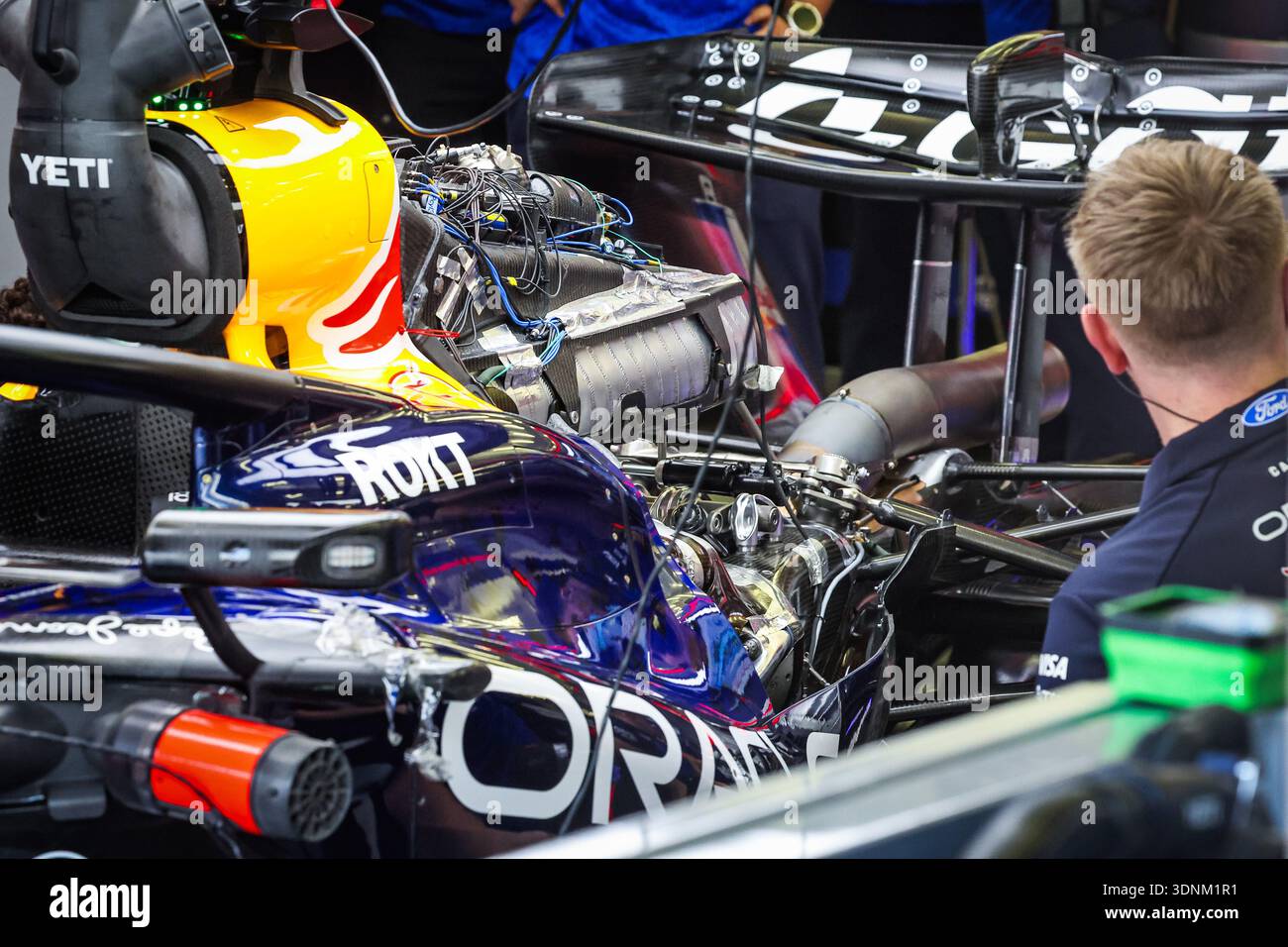 red-bull-racing-rb22-mechanical-of-the-ford-engine-power-unit-detail