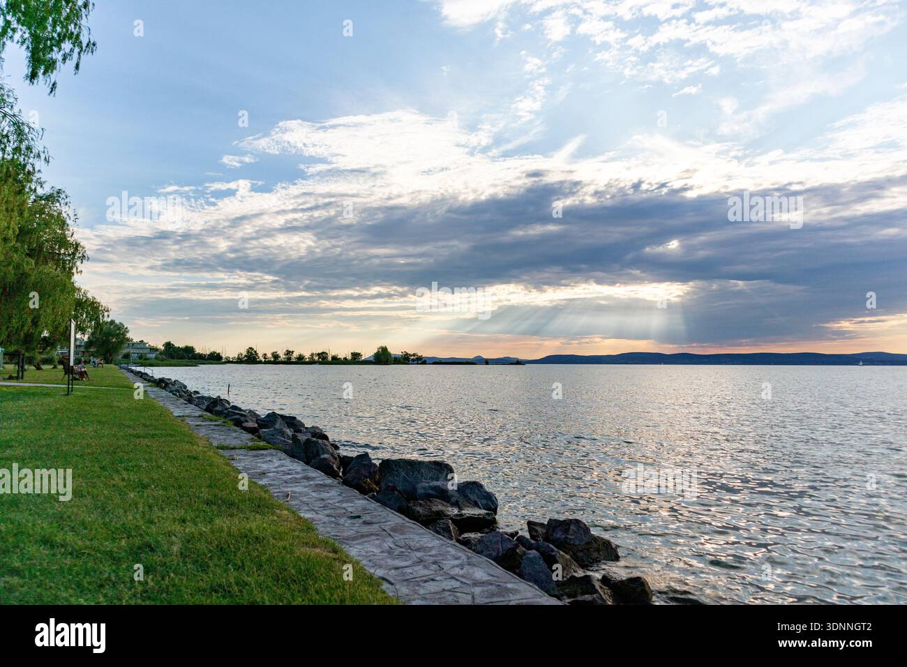 Golden hour over lake hi-res stock photography and images - Page 2