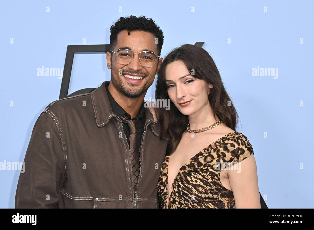 Devin Way und Jesse James Keitel bei der Premiere der Amazon Prime ...