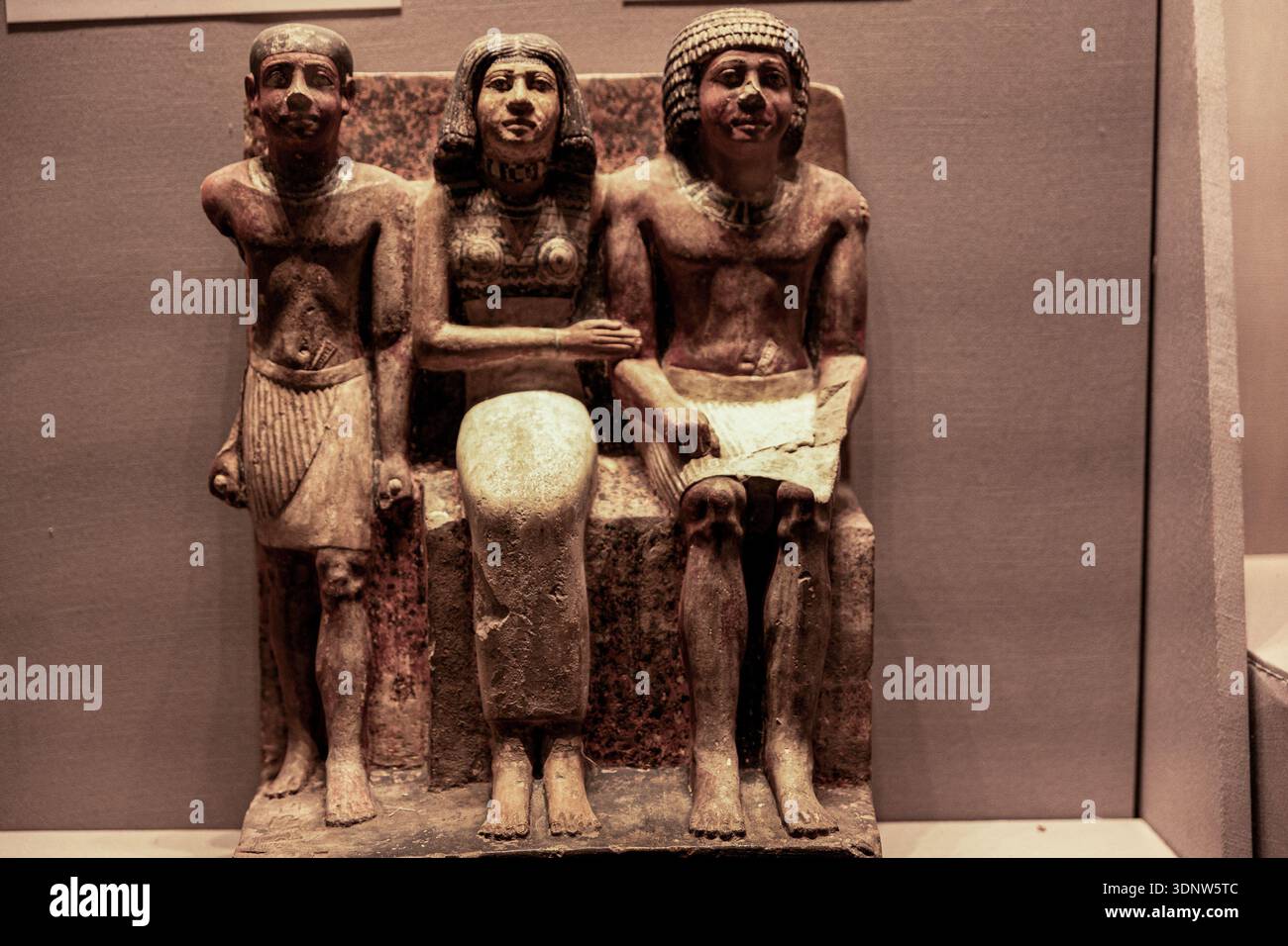 Two seated figures face hi-res stock photography and images - Alamy
