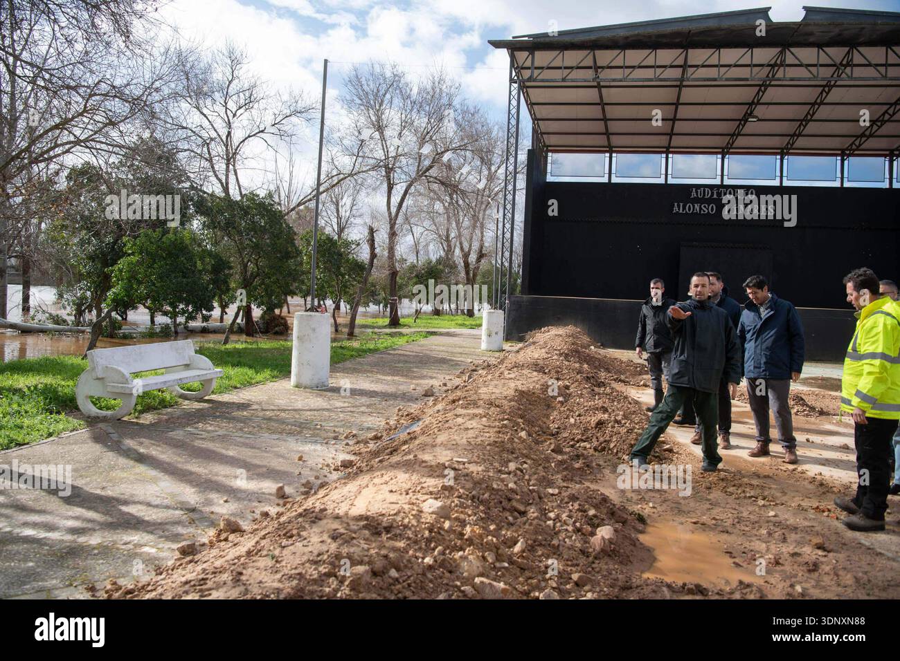 The mayor of El Robledo, Gustavo Ormeño (3r), during the alert for the ...