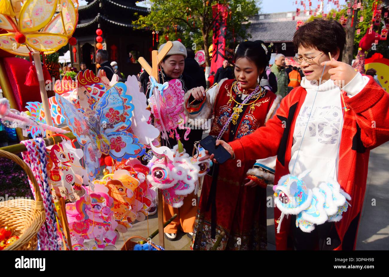 People visit the 15th West Lake Spring Flower Show in Hangzhou City ...