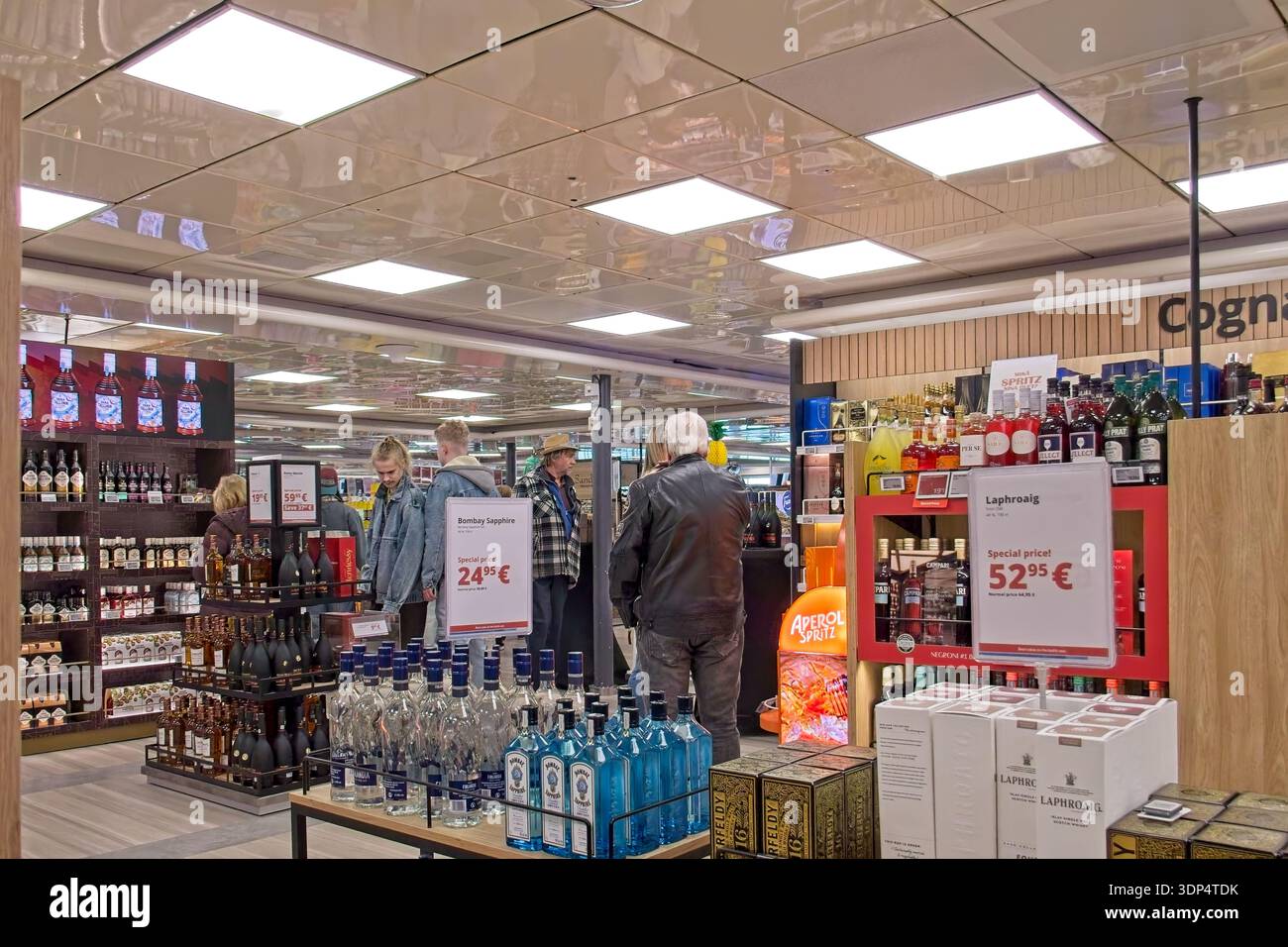 Duty free shop alcohol hi-res stock photography and images - Page 6