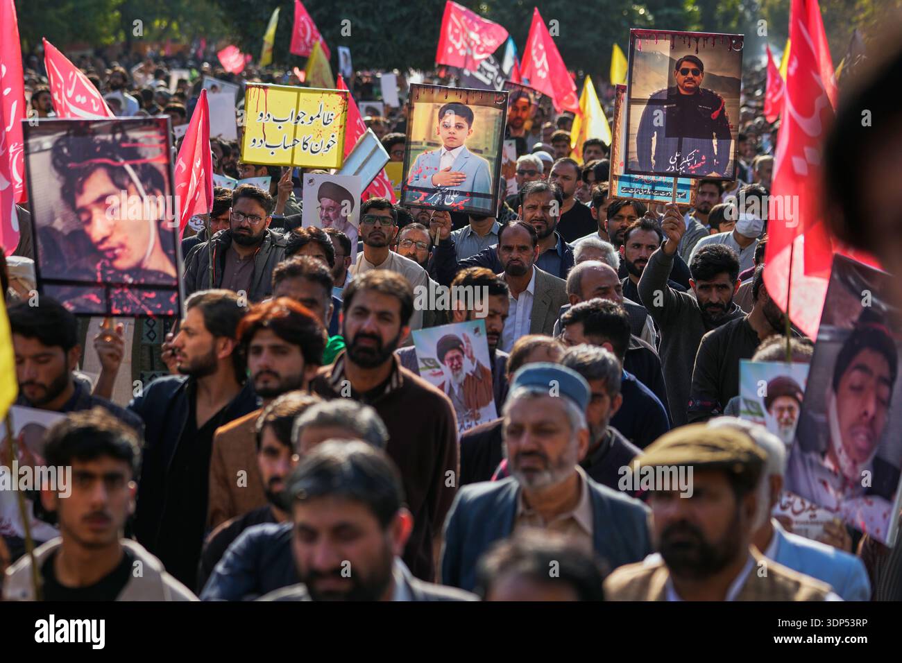 Shiite Muslims hold a rally to condemn last week's suicide bombing ...