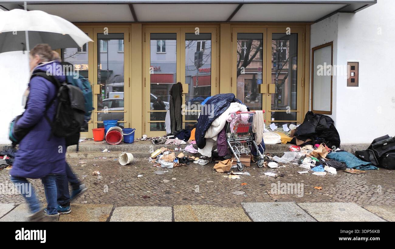 12.02.2026, Berlin - Deutschland. Das Lager eines Obdachlosen ...
