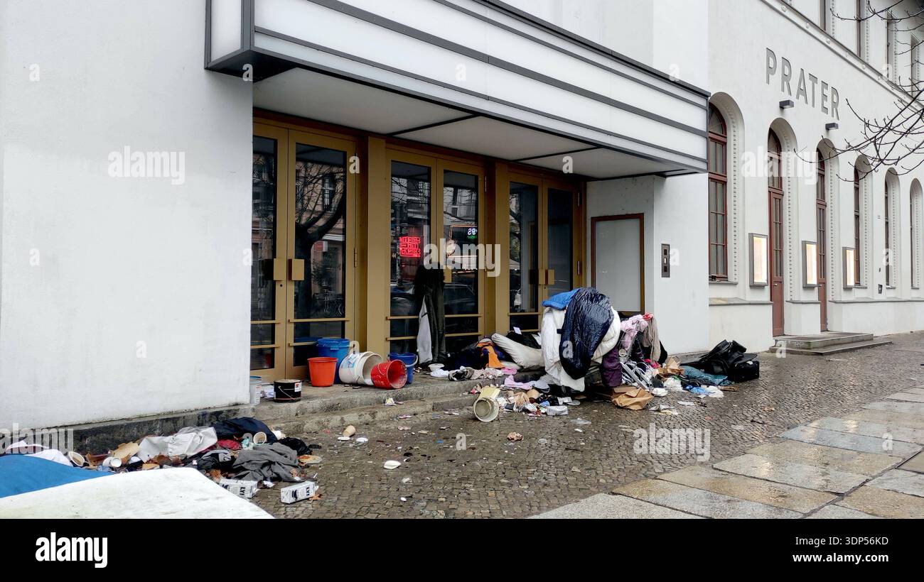 12.02.2026, Berlin - Deutschland. Das Lager eines Obdachlosen ...