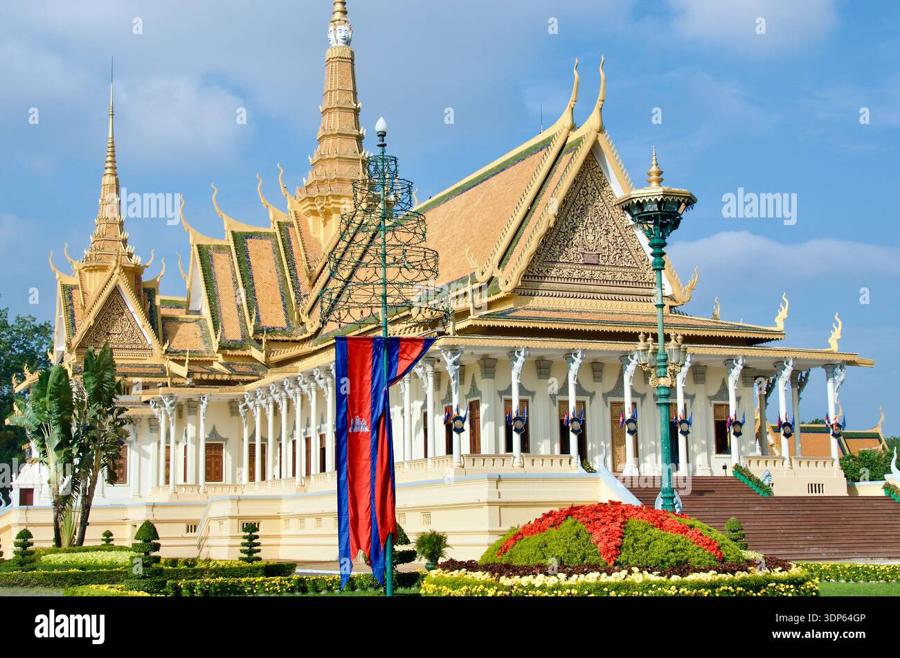 royal-palace-throne-hall-and-gardens-cambodia-phnom-penh-3DP64GP.jpg