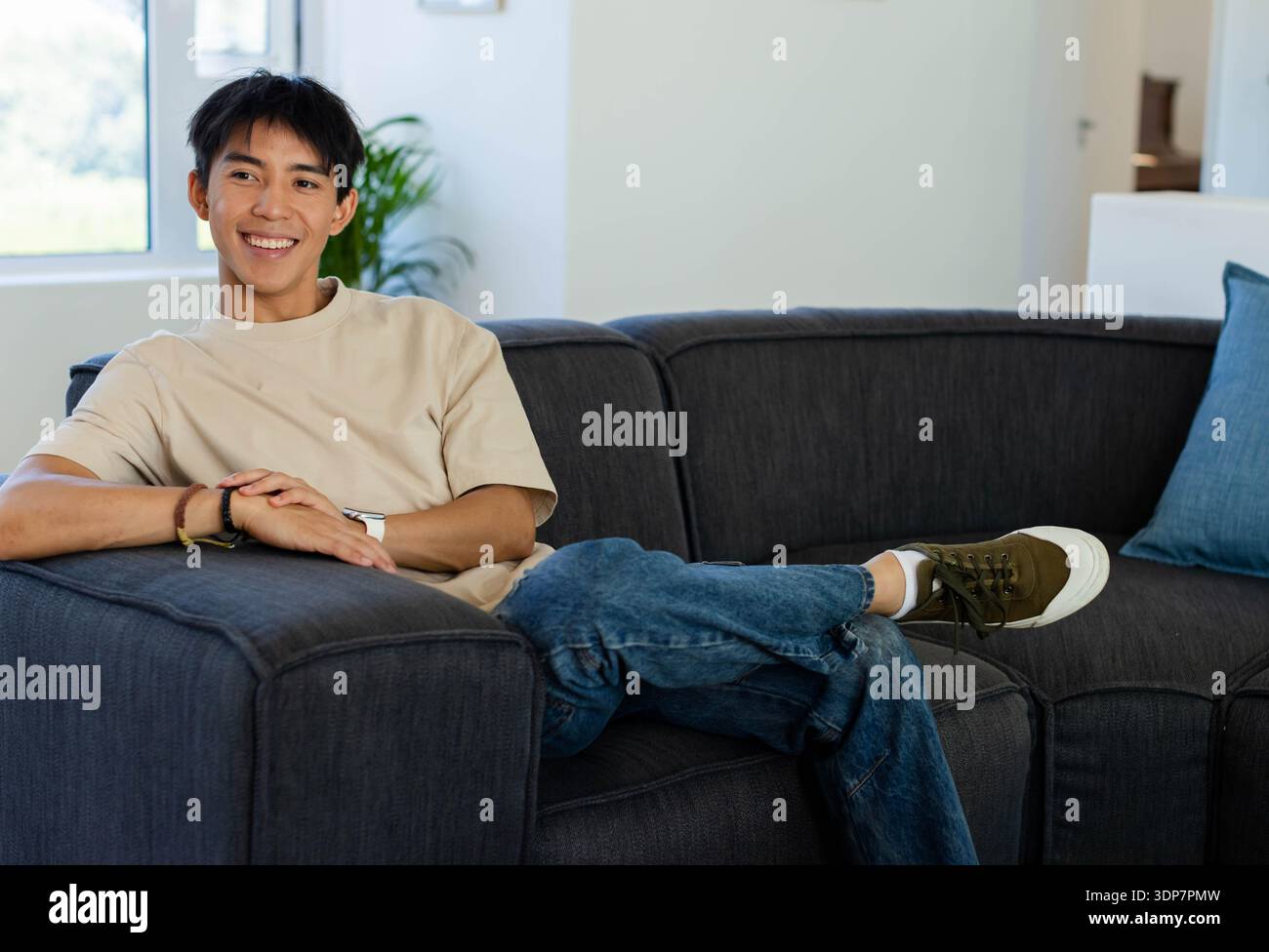 Crossed legs wearing blue jeans hi-res stock photography and images - Alamy