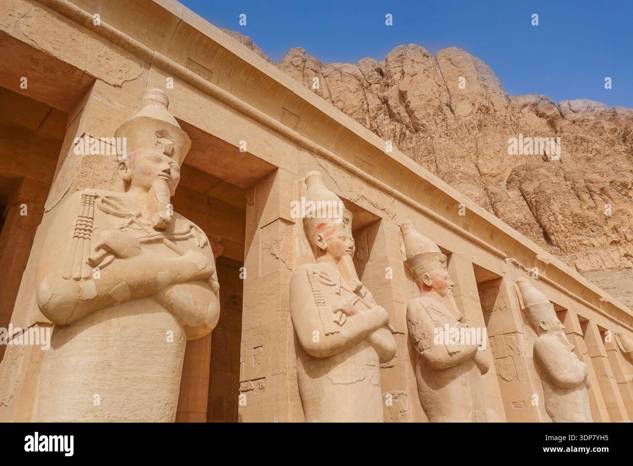 osiris-pfeiler-der-zweiten-terrasse-totentempel-der-hatschepsut-west-theben-gypten-osiris-pillar-of-the-second-terrace-mortuary-temple-of-hatshepsut-west-thebes-egypt-3DP7YH5.jpg