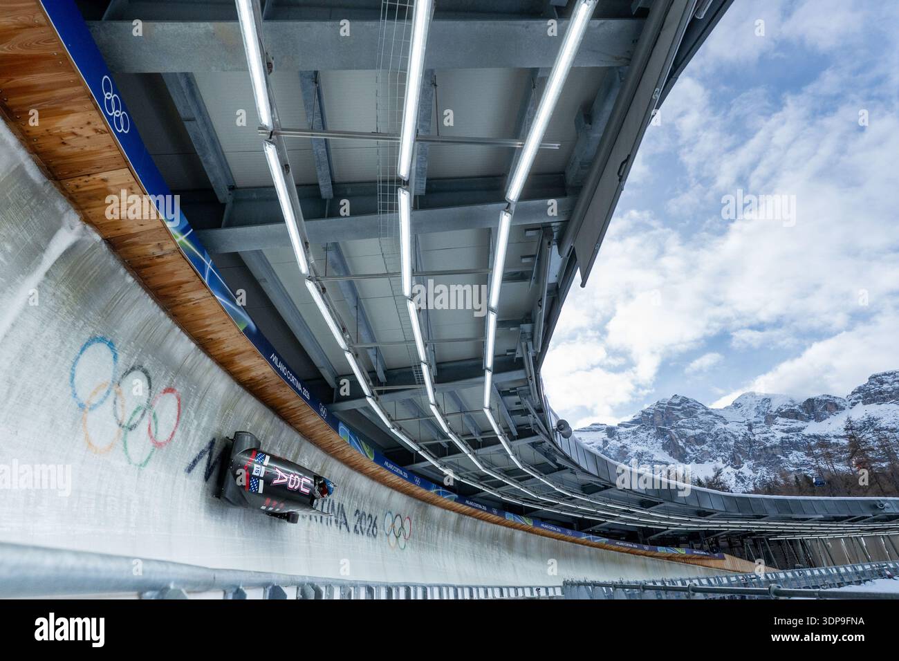 Milano Ringen ARMBRUSTER HUMPHRIES Kaillie (USA) vor den olympischen Ringen, dahinter ...