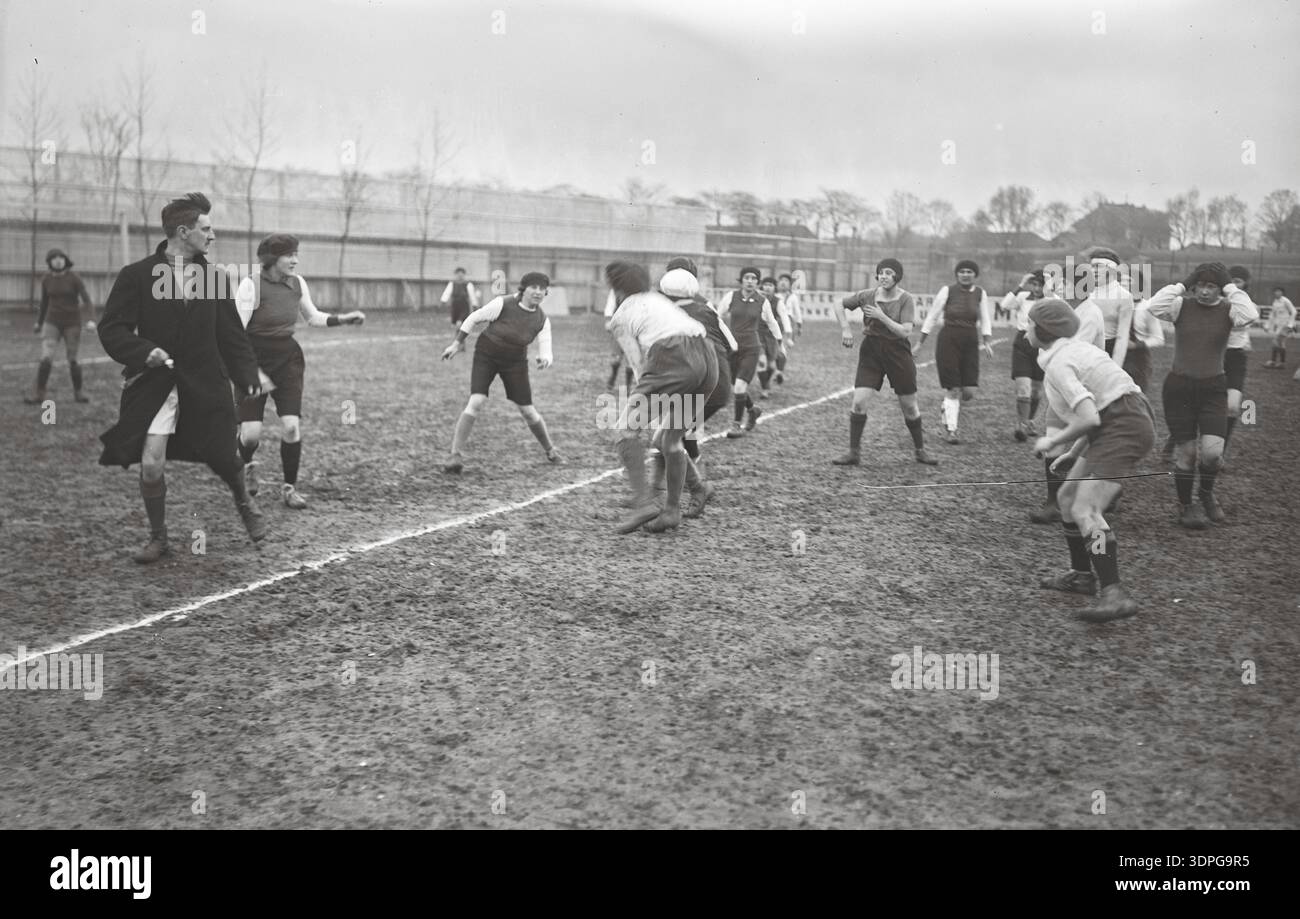Desc Rugby 1920s sports photo paris rugby hi-res stock photography and images - Alamy