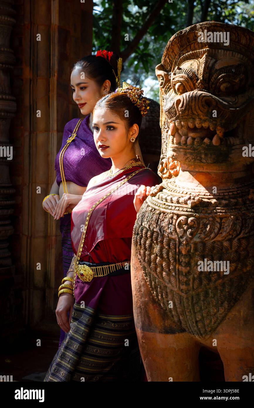 Northern thai women hi-res stock photography and images - Alamy