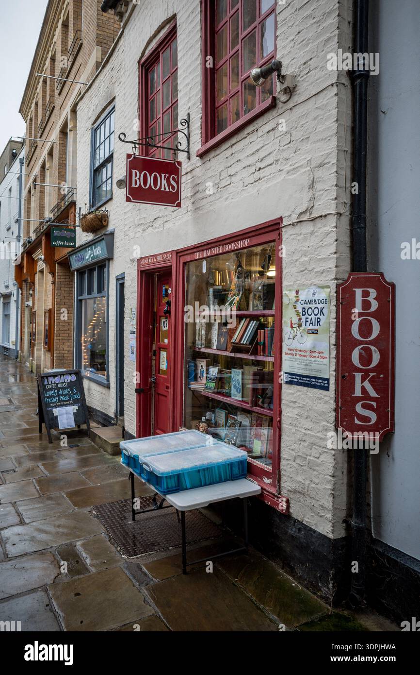 Haunted Bookshop Cambridge - window display in the well known Haunted Bookshop book store in St Edwards Passage in central Cambridge. Stock Photo