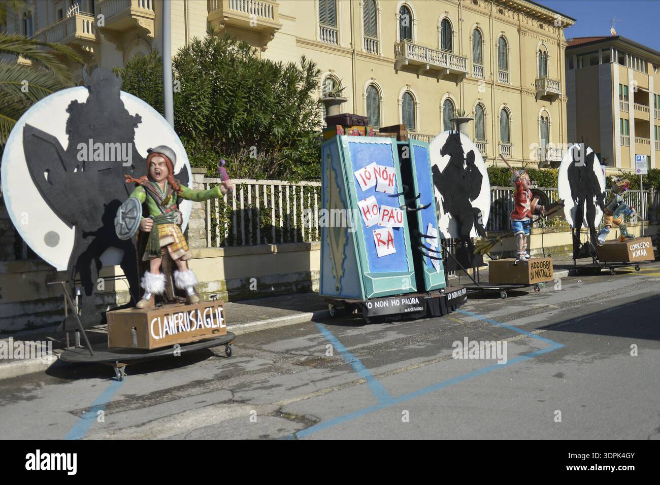Viareggio, February 15, 2026. Crowds line the Viareggio seafront ...