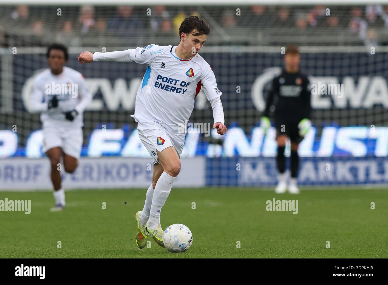 Velsen Zuid, Netherlands. 15th Feb, 2026. VELSEN-ZUID, NETHERLANDS -  FEBRUARY 15: Nokkvi Thorisson of Telstar runs with the ball during the  Dutch Eredivisie match between SC Telstar and FC Twente at BUKO