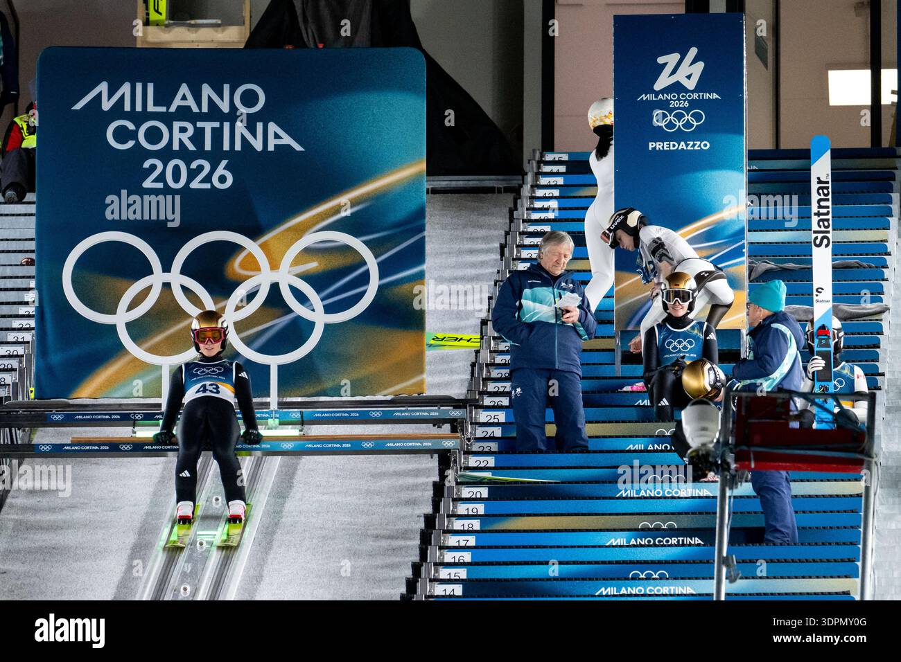 Milano Ringen SCHMID Katharina (Deutschland) auf der Schanze am Balken vor den ...