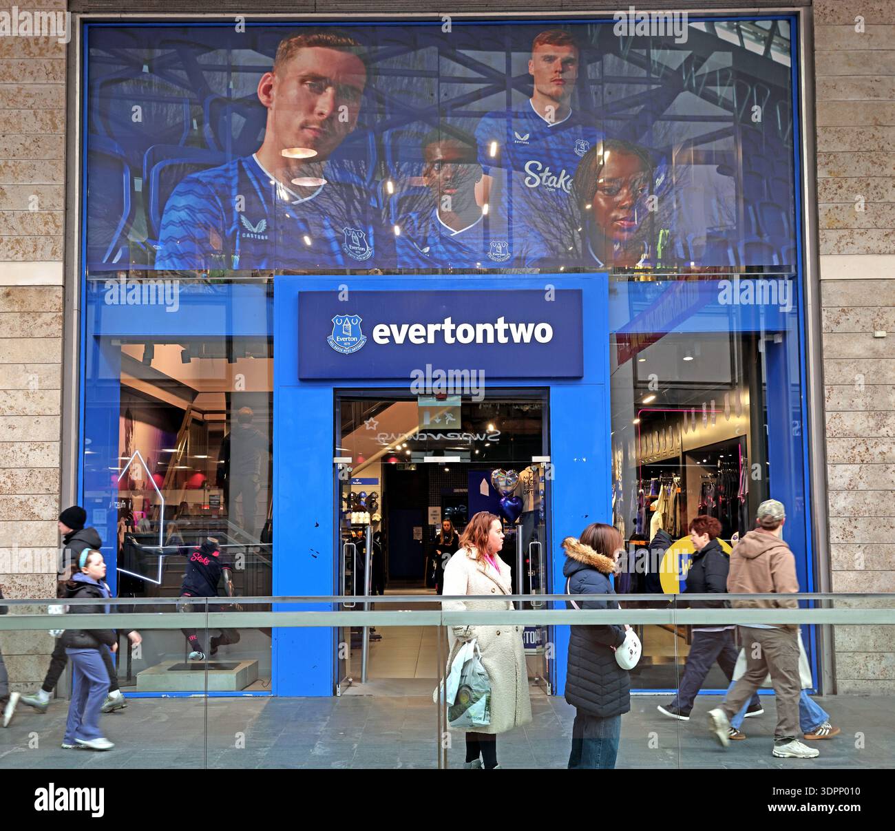 Everton Two club shop at Liverpool ONE, Liverpool, with large window graphics and shoppers outside the Everton FC merchandise store. Stock Photo