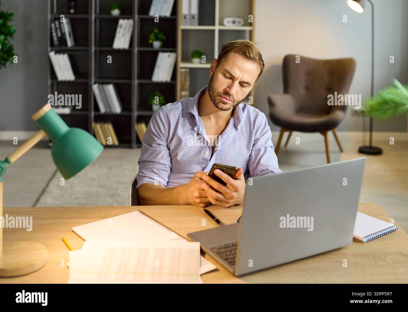 Crisis deadline hi-res stock photography and images - Alamy