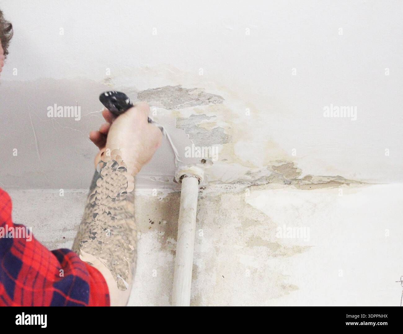 Ceiling putty with white plaster. Apartment renovation. Stock Photo