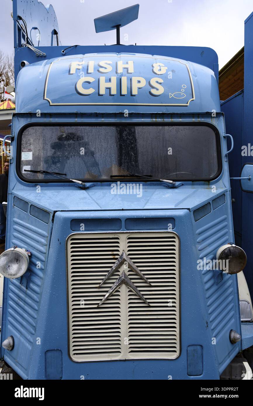 J.R.D　CITROEN　1200K　CAMION　1958年フランス製当時物 A blue retro Citroen food truck selling traditional British fish