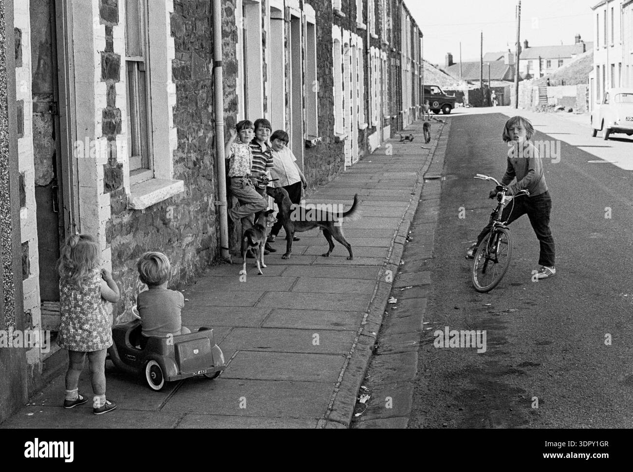 1970s children playing street hi-res stock photography and images - Alamy
