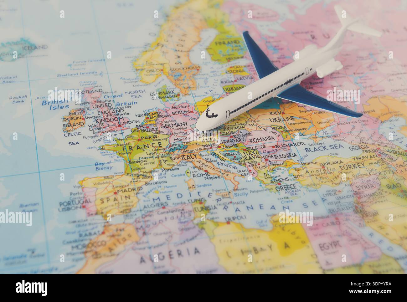 Europe. Flight Routing Flight paths map hi-res stock photography and images - Alamy