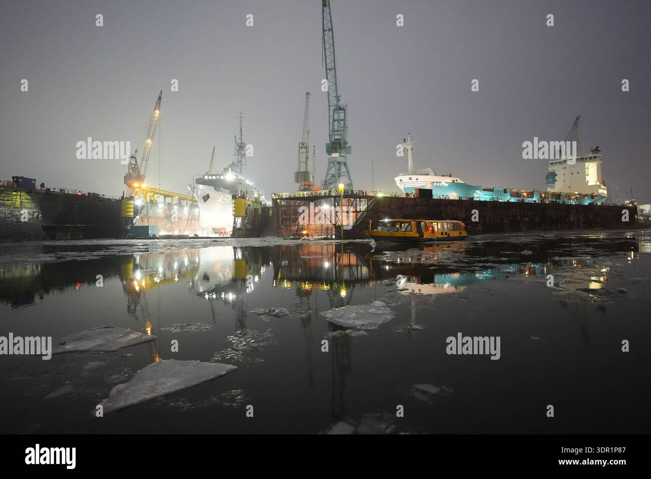 17 February 2026 Hamburg A Harbor Ferry Passes The Docks Of The 17 February 2026 Hamburg A Harbor Ferry Passes The Docks Of The Norderwerft Shipyard In The Harbor Ice Floes Float On The Elbe Photo Marcus Brandtdpa 3DR1P87 